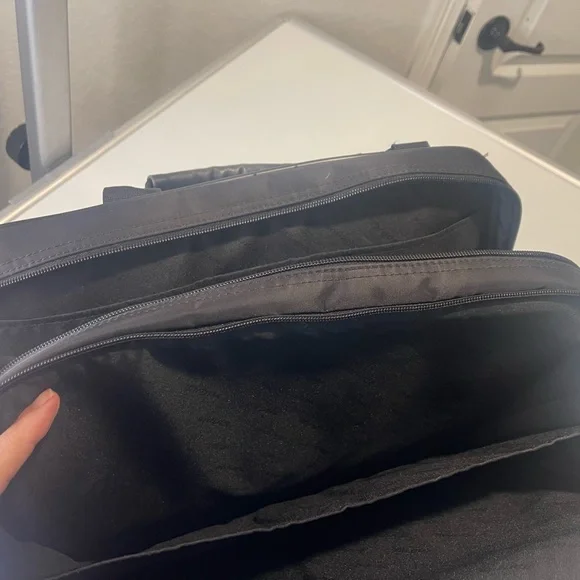 Targus Two-Tone Laptop Bag - Picture 8 of 11